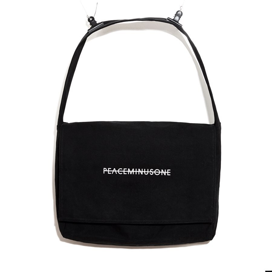 PMO®➖OVERSIZED MESSENGER BAG (BLACK)
PMO®➖LANYARD (BLACK)