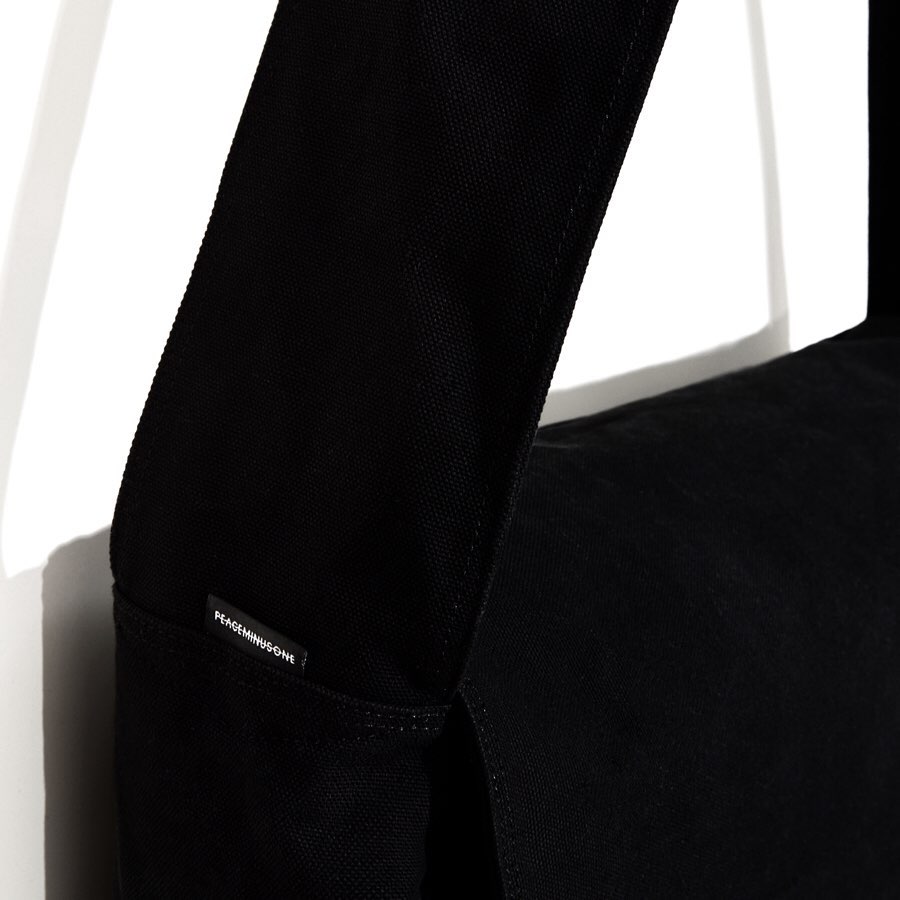 PMO®➖OVERSIZED MESSENGER BAG (BLACK)
PMO®➖LANYARD (BLACK)