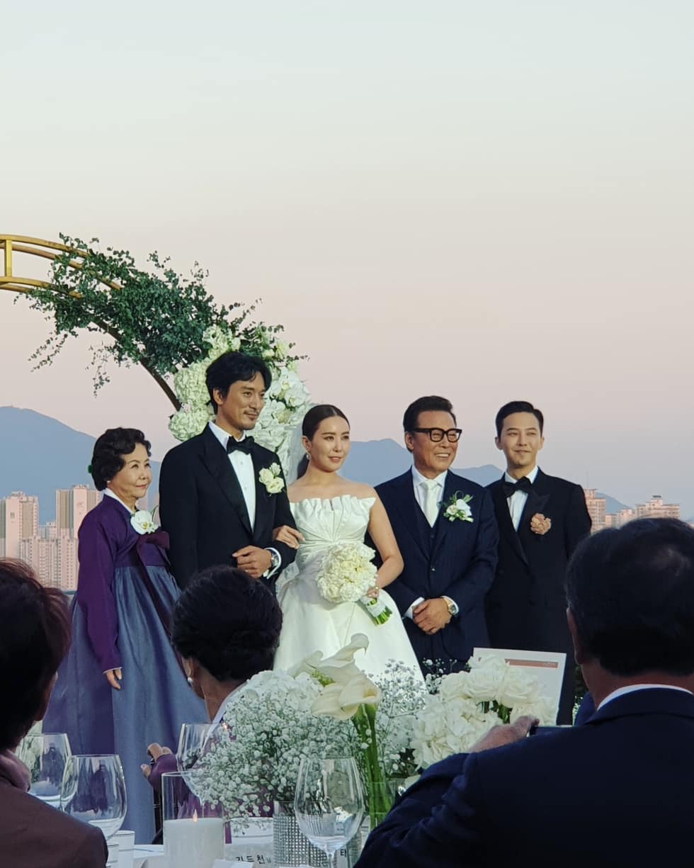 photos-g-dragon-attends-his-sisters-dami-kwon-s-wedding-congratulations-to-the-newly-wed-couple