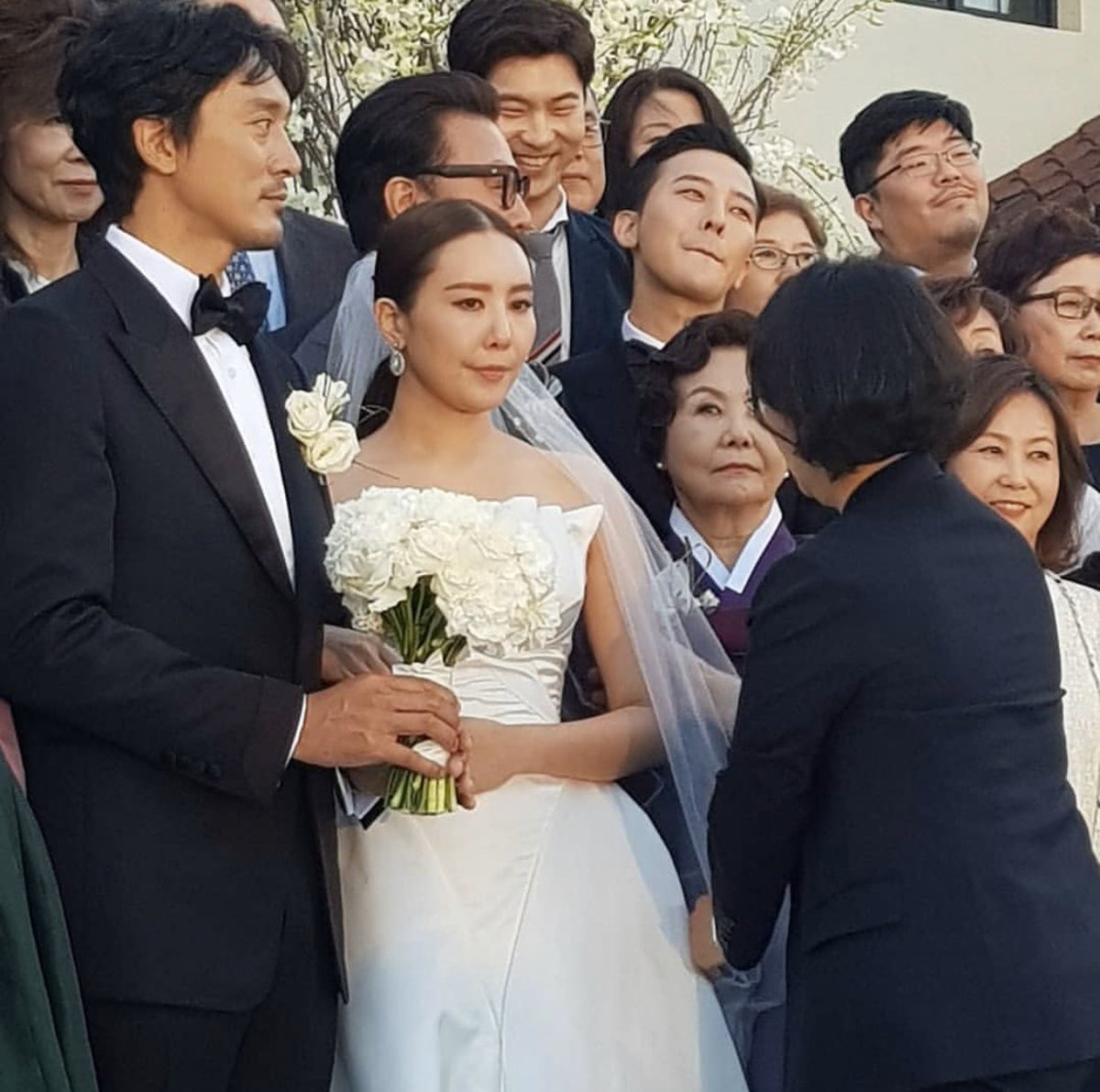photos-g-dragon-attends-his-sisters-dami-kwon-s-wedding-congratulations-to-the-newly-wed-couple