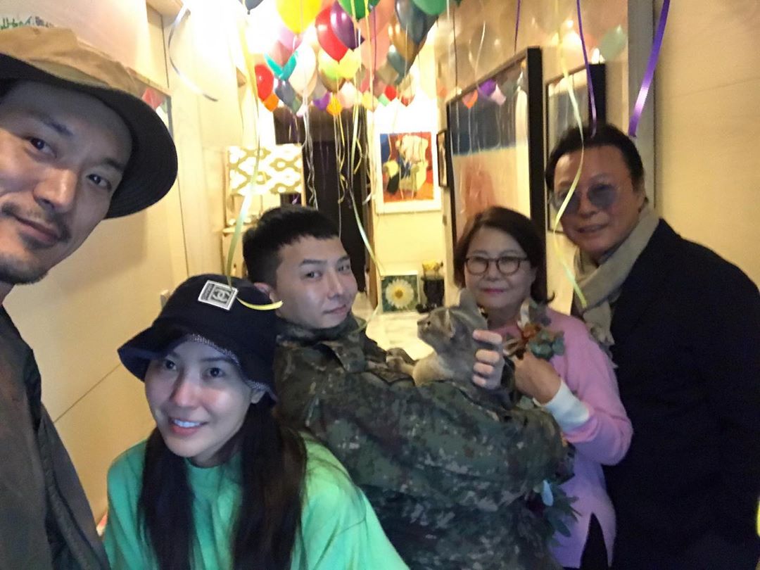 photo-dami-kwon-posts-family-picture-with-g-dragon-2019-10-26