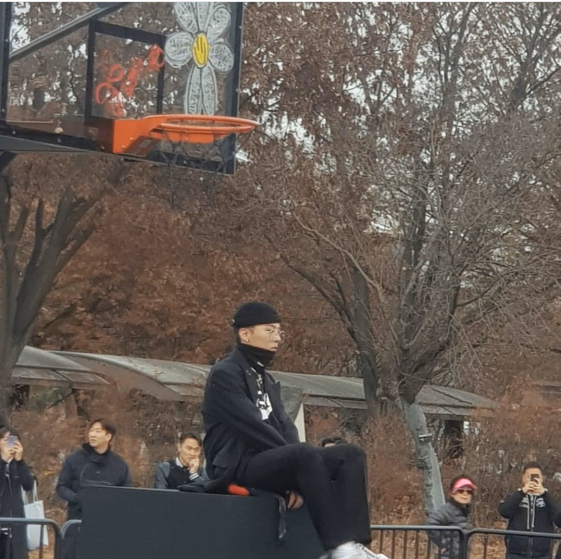 photos-videos-2019-11-23-g-dragon-at-peaceminusone-x-nike-air-force-1-para-noise-event-at-seoul-peace-plaza