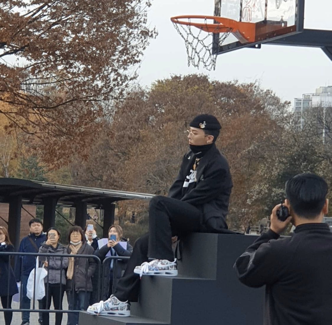 photos-videos-2019-11-23-g-dragon-at-peaceminusone-x-nike-air-force-1-para-noise-event-at-seoul-peace-plaza