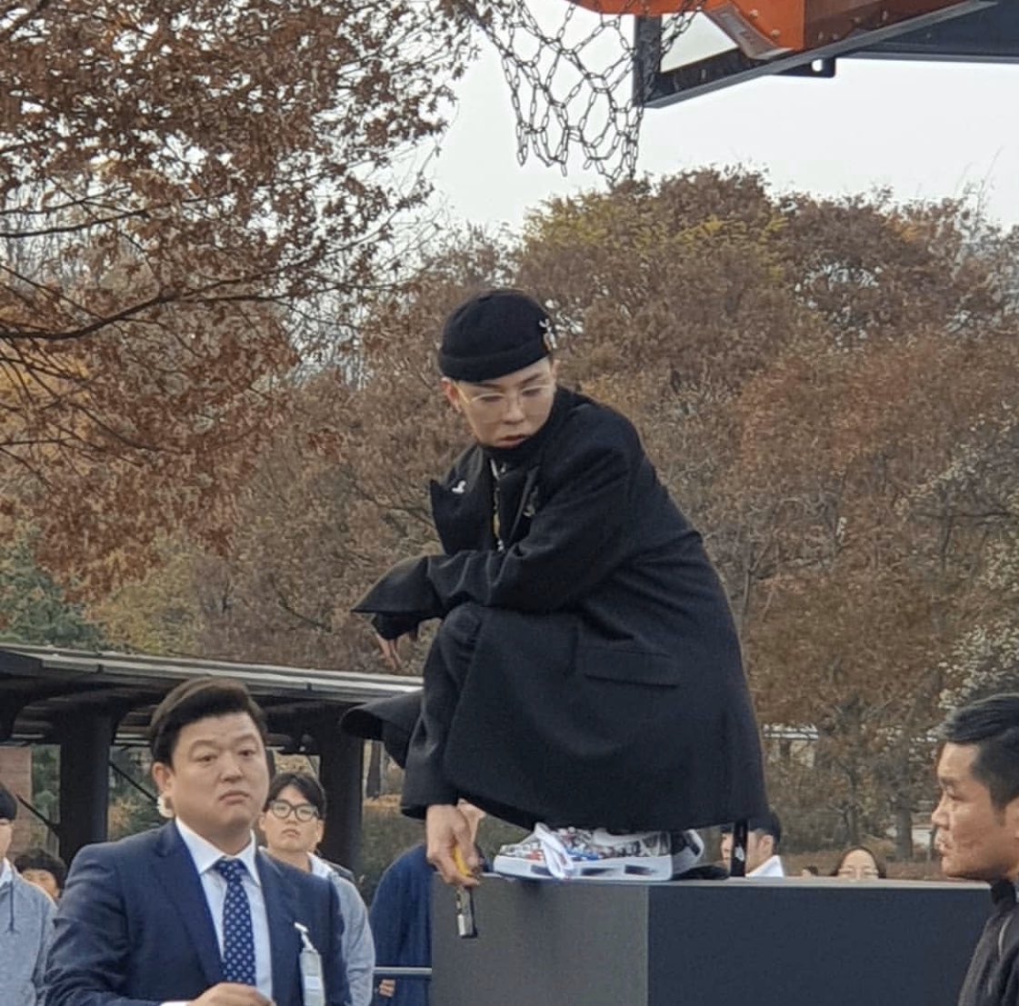 photos-videos-2019-11-23-g-dragon-at-peaceminusone-x-nike-air-force-1-para-noise-event-at-seoul-peace-plaza