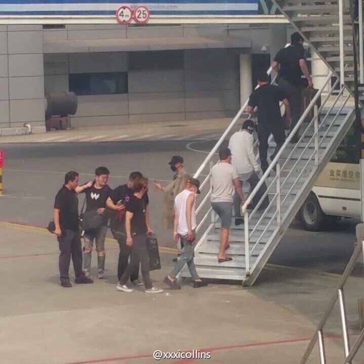 Big_Bang_-_Changsha_Airport_-_30aug2015_-_xxxicollins_-_01.jpg