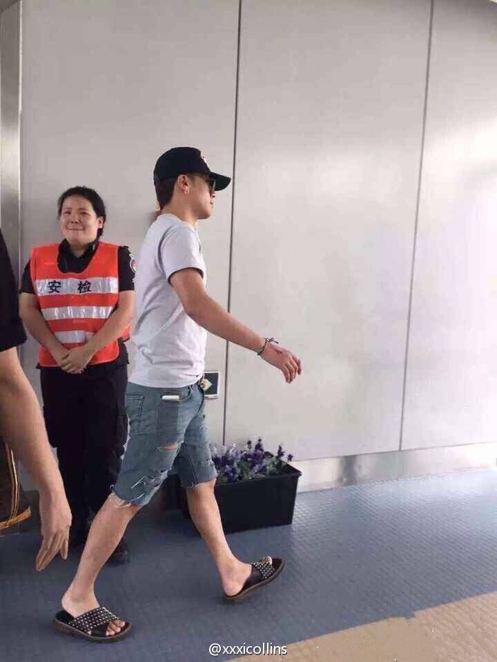 Big_Bang_-_Chongqing_Airport_-_30aug2015_-_xxxicollins_-_03.jpg