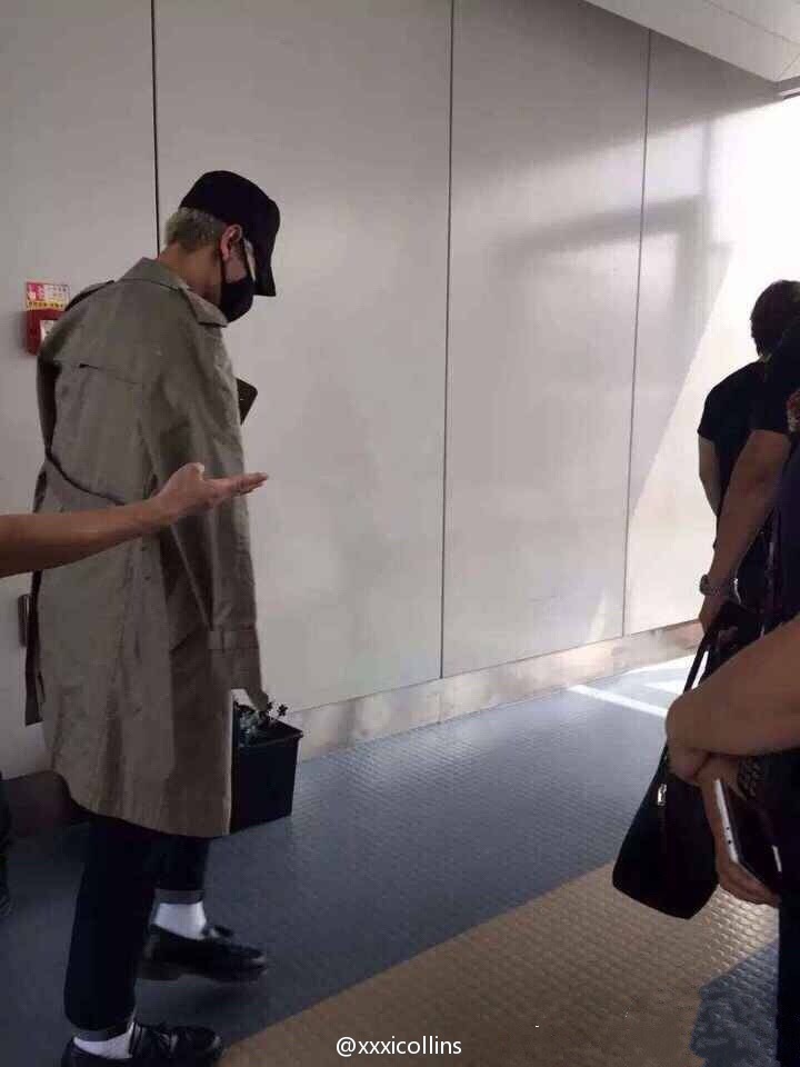 Big_Bang_-_Chongqing_Airport_-_30aug2015_-_xxxicollins_-_04.jpg