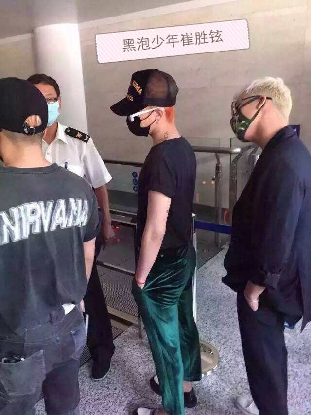 Big_Bang_-_Dalian_Airport_-_26jun2015_-_234987232_-_04.jpg