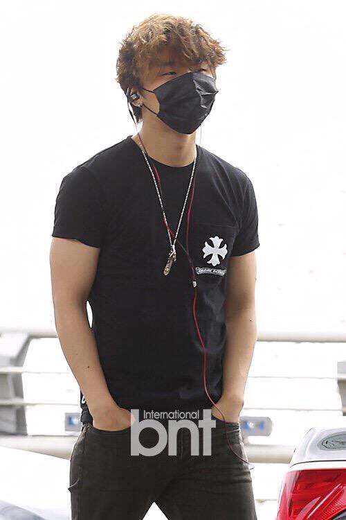 Big_Bang_-_Incheon_Airport_-_26jun2015_-_BNT_-_02.jpg