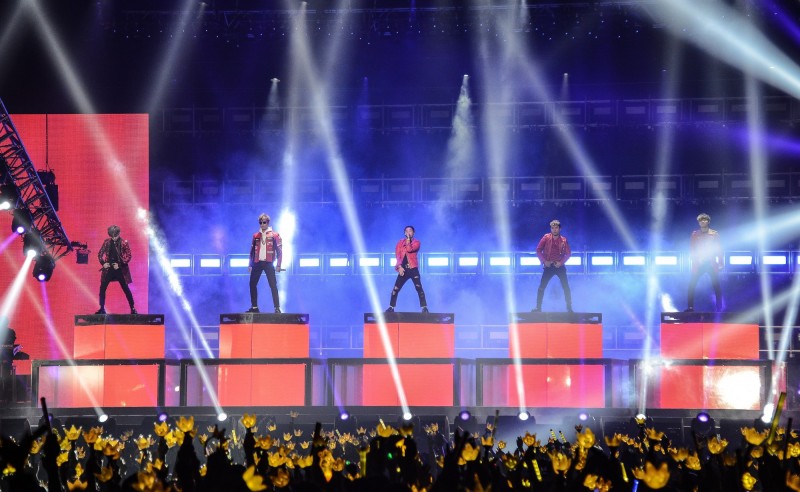 Big_Bang_-_Made_Tour_2015_-_Taiwan_-_24sep2015_-_breakingnews_-_02.jpg