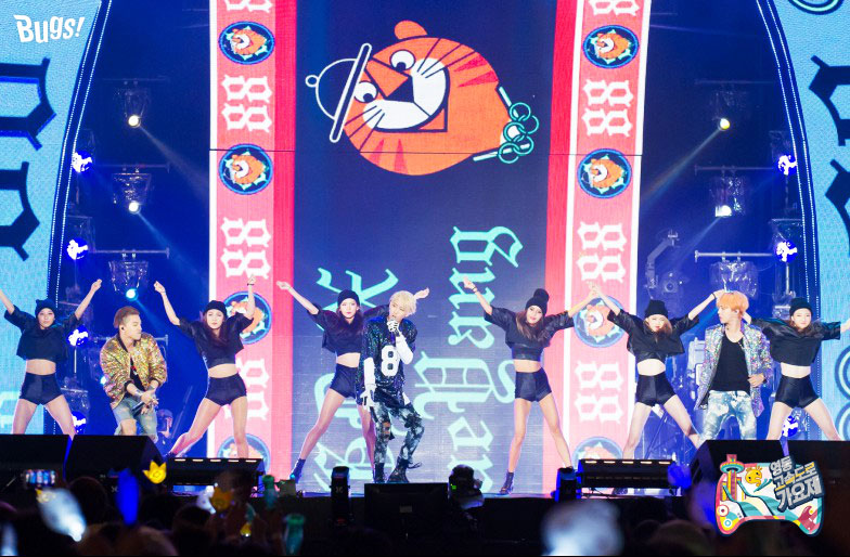 G-Dragon__Tae_Yang_-_MBC_Infinite_Challenge_Music_Festival_2015_-_13aug2015_-_Bugs_-_12.jpg