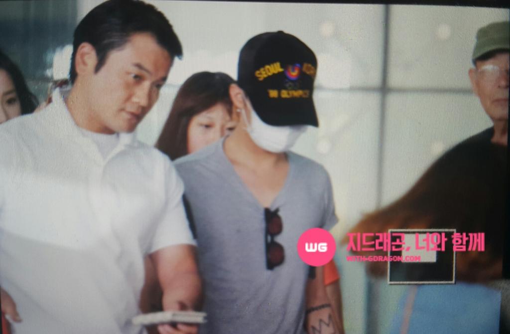G-Dragon_arriving_Seoul_from_Shanghai_2015-09-01.jpg