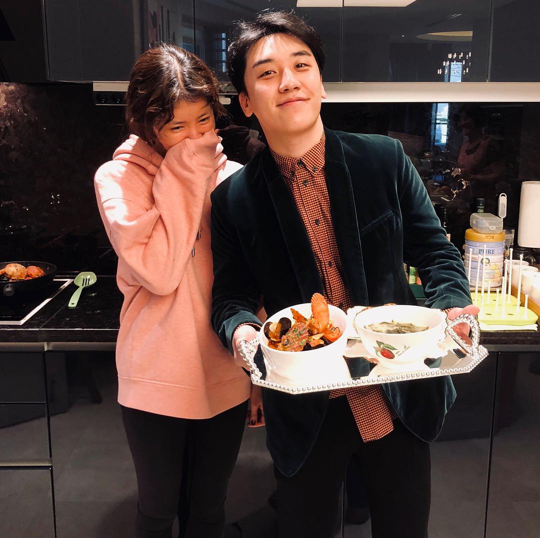 수줍어하시는 #옆집누나 @leesiyoung38 생일이라고 미역국 끓여주셨어요 요리도 잘하는 #언니 엄마 걱정안해도되 누나가 맛있게 미역국 해주셨어ㅎㅎㅎㅎㅎ