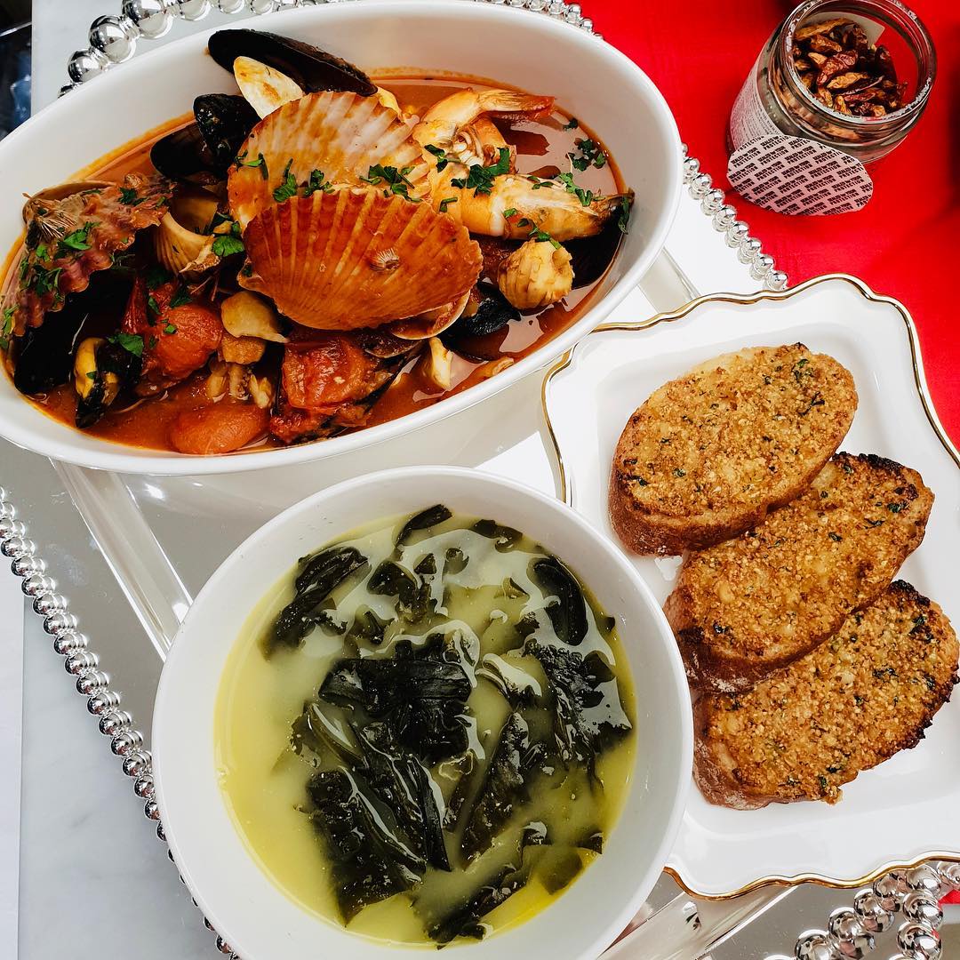 수줍어하시는 #옆집누나 @leesiyoung38 생일이라고 미역국 끓여주셨어요 요리도 잘하는 #언니 엄마 걱정안해도되 누나가 맛있게 미역국 해주셨어ㅎㅎㅎㅎㅎ