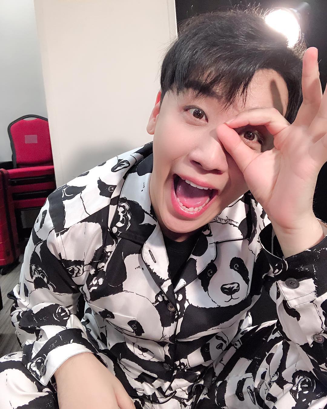 Quiz. How many panda ‘s here ? 여기에 몇마리의 팬더가 있을까요? 맞춰보세요 #thegreatseungritour2019live #hongkong next #manila