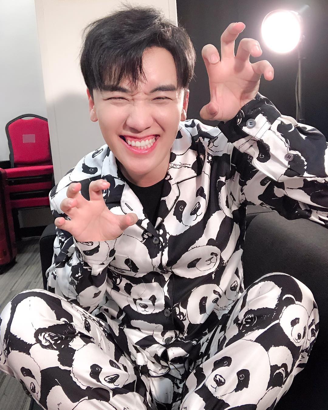 Quiz. How many panda ‘s here ? 여기에 몇마리의 팬더가 있을까요? 맞춰보세요 #thegreatseungritour2019live #hongkong next #manila