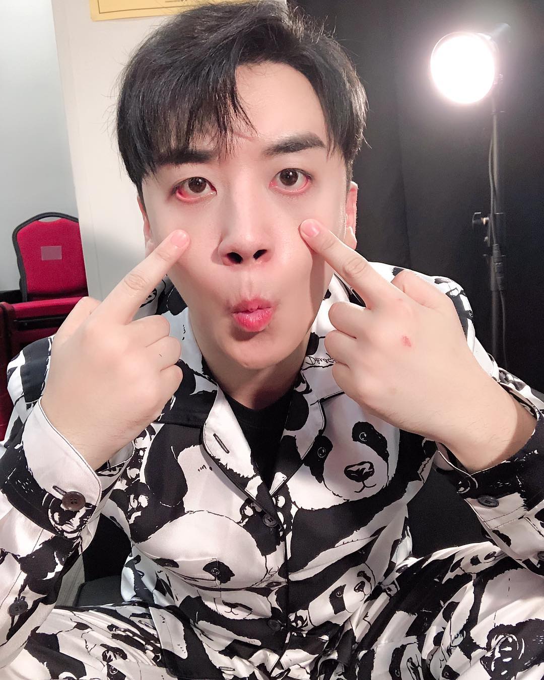 Quiz. How many panda ‘s here ? 여기에 몇마리의 팬더가 있을까요? 맞춰보세요 #thegreatseungritour2019live #hongkong next #manila