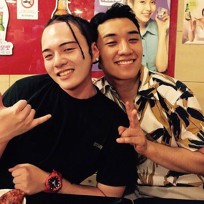 Seungri Instagram Aug 20, 2017 7:23pm 여름이 끝나버렸다 .. @102_bricks 와 한여름밤 .. #아이유님미안해요 #의도치않은쓰리샷