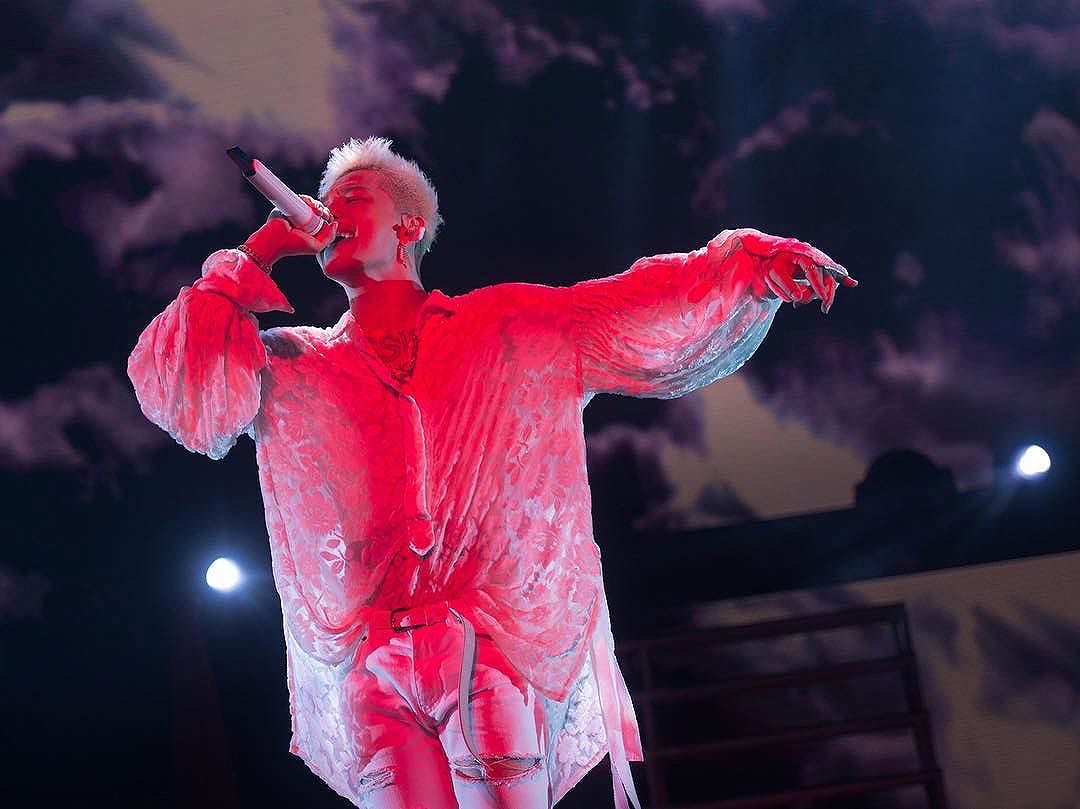 Taeyang Instagram Sep 19, 2017 4:28am A lot fans came to see my first North America tour, and I was amazed to notice many parents that came with their children, couples that bought tickets for their anniversary, and some really young fans whom I wondered how they even knew me. 
I was surprised to know that there were so many people in different generations that grew up listening to BIGBANG music and waited until now to see my concert. 
I also grew up listening to someone