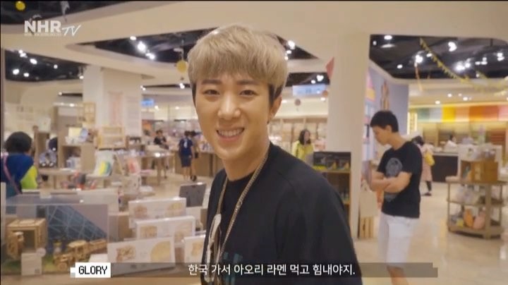 Seungri Instagram Sep 3, 2017 8:10pm @naturalhighrecord #nhrtv #7 면은 @aoriramen #아오리라멘 밖에 안먹는다는  @djglory  글로리 아부 1등 @tpa_official @nhr_danu  video by @102_bricks