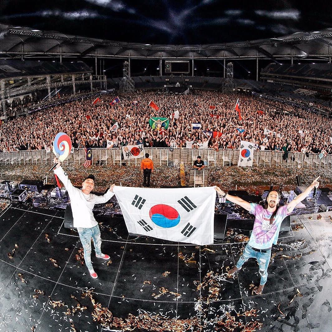 Seungri Instagram Sep 23, 2017 8:32pm Last night #WCD  @steveaoki & my surprise 😎 #6666666666