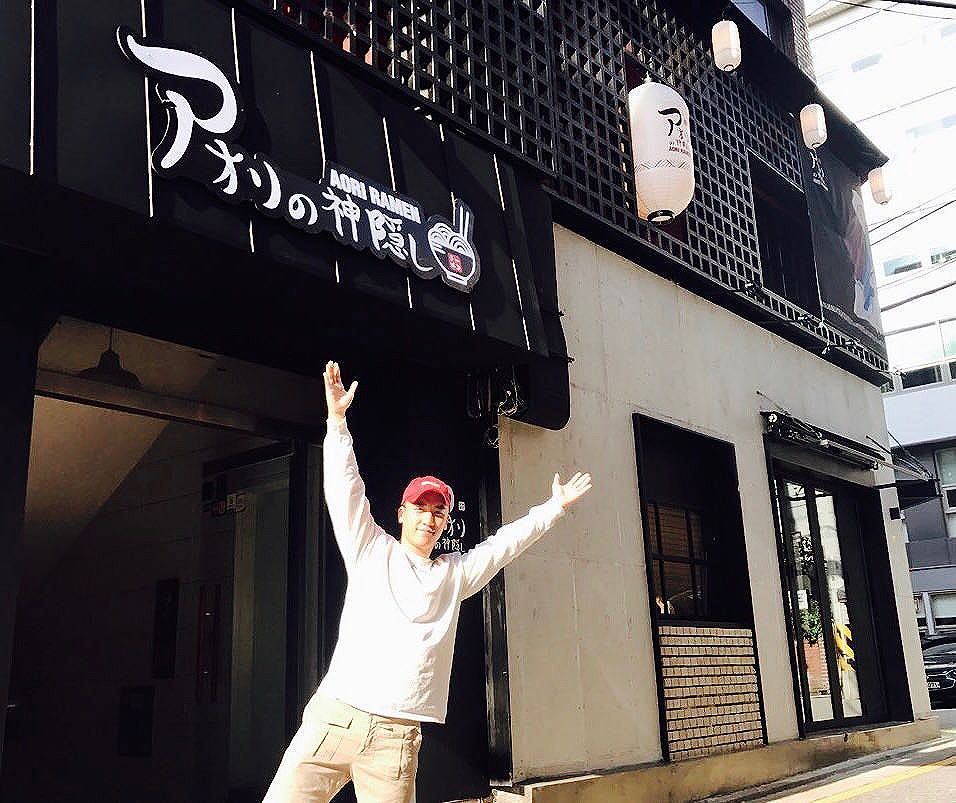 Seungri Instagram Sep 4, 2017 3:14pm #아오리라멘 @aoriramen 8호점이 서울 가로수길에 오픈합니다
서울의 핫플레이스! 문화와 쇼핑이 어우러진  신사동 가로수길에 아오리라멘이 오픈합니다. 
재미있고 개성있는 볼거리들과 함께 맛있는 #아오리라멘 을 즐겨보세요~ 
도산대로 15길 11 2층에서 만나보실 수 있습니다.  9/6 Grand Open!
•
アオリラーメン8号店がカロスキルにオープンします。
文化とショッピングが調和したソウルのホットプレイスである新沙洞カロスキルにアオリラーメンがオープンします。
楽しくて個性的な観光地と一緒においしいアオリラーメンをご賞味ください！
ソウル市江南区鳥山大路15ギル11 2階に位置しています。カロスキルにいらした際は、ぜひ、アオリラーメンにお立ち寄り下さいませ！ #アオリの神隠し
9/6 Grand Open！
•
Aori拉面8号分店要开业啦！
Aori拉面即将在集文化与购物为一体的首尔时尚购物街-林荫道与大家见面。看着各种有趣、个性的风景，再来一碗香喷喷的Aori拉面吧～
大家可在岛山大路15街11号2楼品尝美味。
9月6号正式开业！