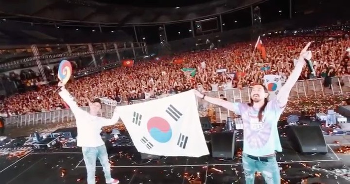 Seungri Instagram Sep 24, 2017 6:26pm It was amazing surprise show with @steveaoki love u brother #bangbangbang #wcd #korea  #스티브아오키 #3년친구 #깜짝게스트