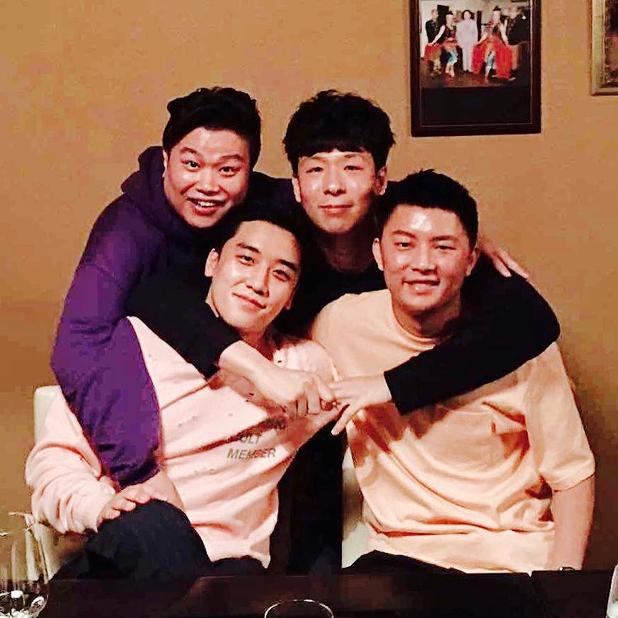 Seungri Instagram Sep 13, 2017 5:02am Love u guys  🇸🇬
