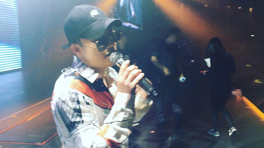 Seungri Instagram Sep 22, 2017 10:14am #motte #specialguest #무제 #soundcheck #처음불러봄 #가창아님모창 #스텝을위한서비스 @xxxibgdrgn motte world tour Making video DVD 에서확인하세요