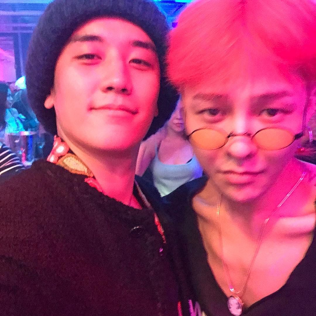 Seungri Instagram Oct 9, 2017 10:31am @xxxibgdrgn #motte #motteworldtour #taipei #mandarinoriental #수고한형에게파티를선물하다 #스텝분들의웃는얼굴에나도만족 #근데지용이형이털모자는진짜덥다 #겨울에는최고일듯 #패션은어려워 #ツアーお疲れ様 #ドームツアー準備しましょう