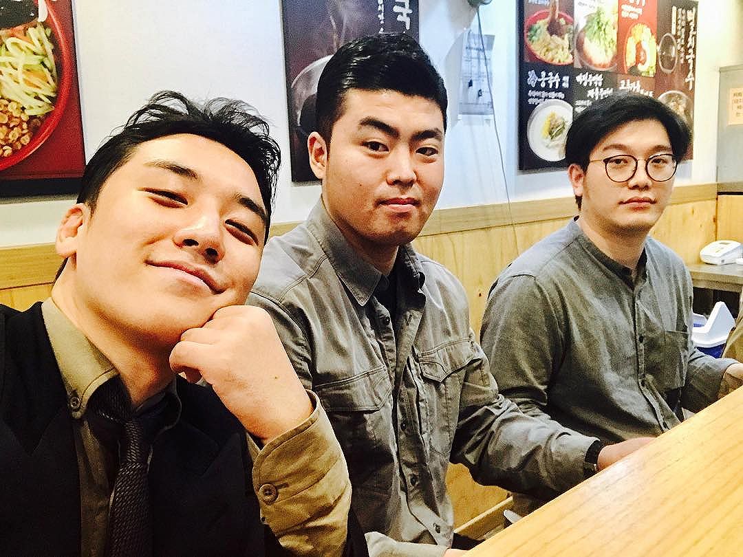 Seungri Instagram Oct 22, 2017 11:36am #국수한그릇 #원용실장 #지택구매니져