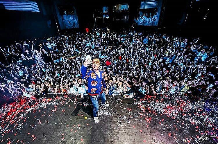 Seungri Instagram Oct 24, 2017 8:44pm Plz selfie with me 📸
