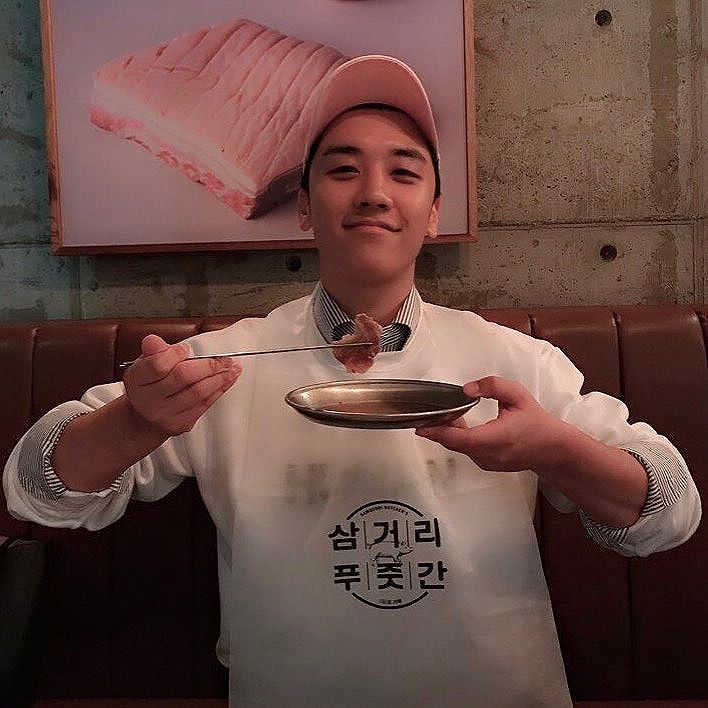Seungri Instagram Oct 26, 2017 6:04pm 돼지는 #삼거리푸줏간 #6일다이어트1일돼지  #홍대삼거리푸줏간
