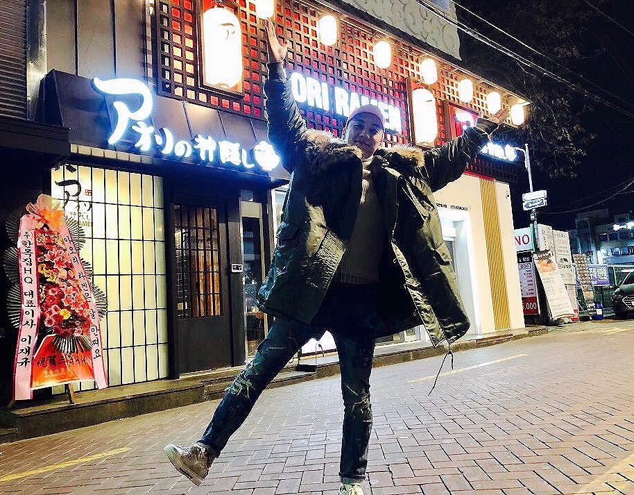 Seungri Instagram Dec 19, 2017 1:54pm #아오리라멘 19호점이 대구에 오픈했습니다. @aoriramen  아오리라멘 국내17호 대구점이 12/16(토) 오픈했습니다!
넓고 아름다운 주변경치와 함께 다양한 볼거리 먹거리가 가득한 화려한 도시 대구에서도 아오리라멘을 즐기실 수 있습니다.
아오리라멘 대구점은 2.28기념 중앙공원 옆 대구광역시 중구 공평동 14-30번지 2층에서 만날 수 있습니다.
•
アオリラーメン19号店が大邱(テグ)にオープンしました。アオリラーメン国内17号目である大邱店が12/16（土）オープンしました！
広々とした美しい景色と一緒に、様々な見どころや食べ物が沢山ある華やかな都市、大邱でもアオリラーメンを楽しむことができます。
アオリラーメン大邱店は、2.28記念中央公園横に位置する、大邱広域市中区公平洞（コンピョンドン）14-30番地、2階でお会いできます。
•
Aori拉面第19号店在大邱市开业了！Aori拉面国内第17号店已于12月16日(周六)在大邱市开业！
大邱市是有着美丽的周边风景，并且有着很多好吃的特色小吃的城市，以后大家也可以在这座美丽的城市大邱市品尝到好吃的Aori拉面了。Aori拉面大邱市分店位于2.28纪念中央公园旁，大邱市中区孔坪洞14-30号2层
•
19th branch of Aori Ramen opened in Daegu
Domestic 17th branch of Aoriramen opens on 12/16 (Sat)
You can also enjoy Aori ramen in Daegu, A spectacular city full of food With a wide and beautiful surrounding scenery
Aori Ramen‘s Daegu branch can be found on the 2nd floor of 98, Dongseong-ro 3-gil, Jung-gu, Daegu (Next to 2.28 Memorial Park)