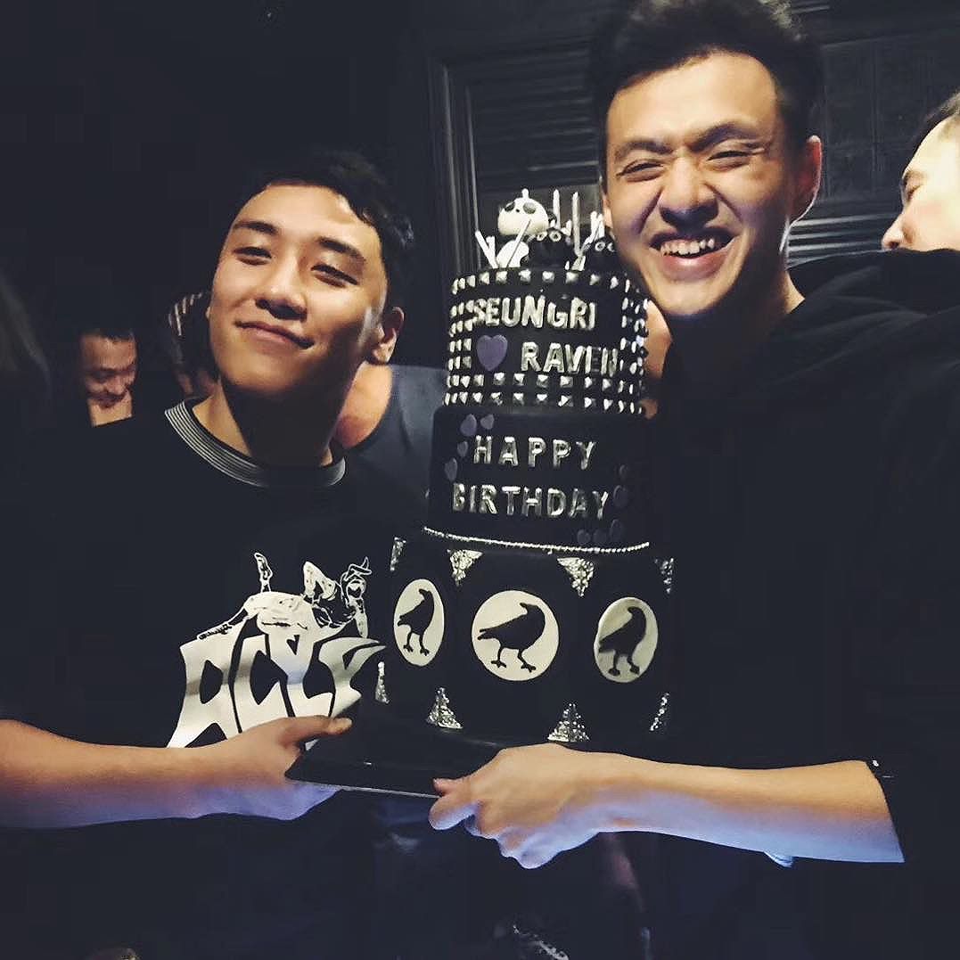 Seungri Instagram Dec 15, 2017 5:04am My bday week haha  thank u so much brother #xiamen #raven