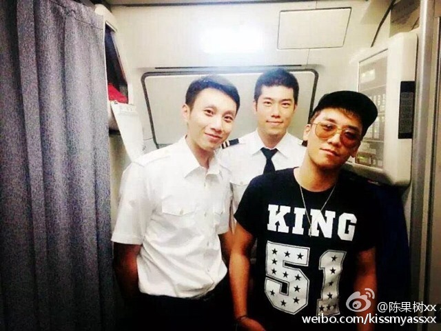 Seung_Ri__Tae_Yang_-_Hangzhou_Airport_-_24aug2015_-_kissmyassxx_-_01.jpg