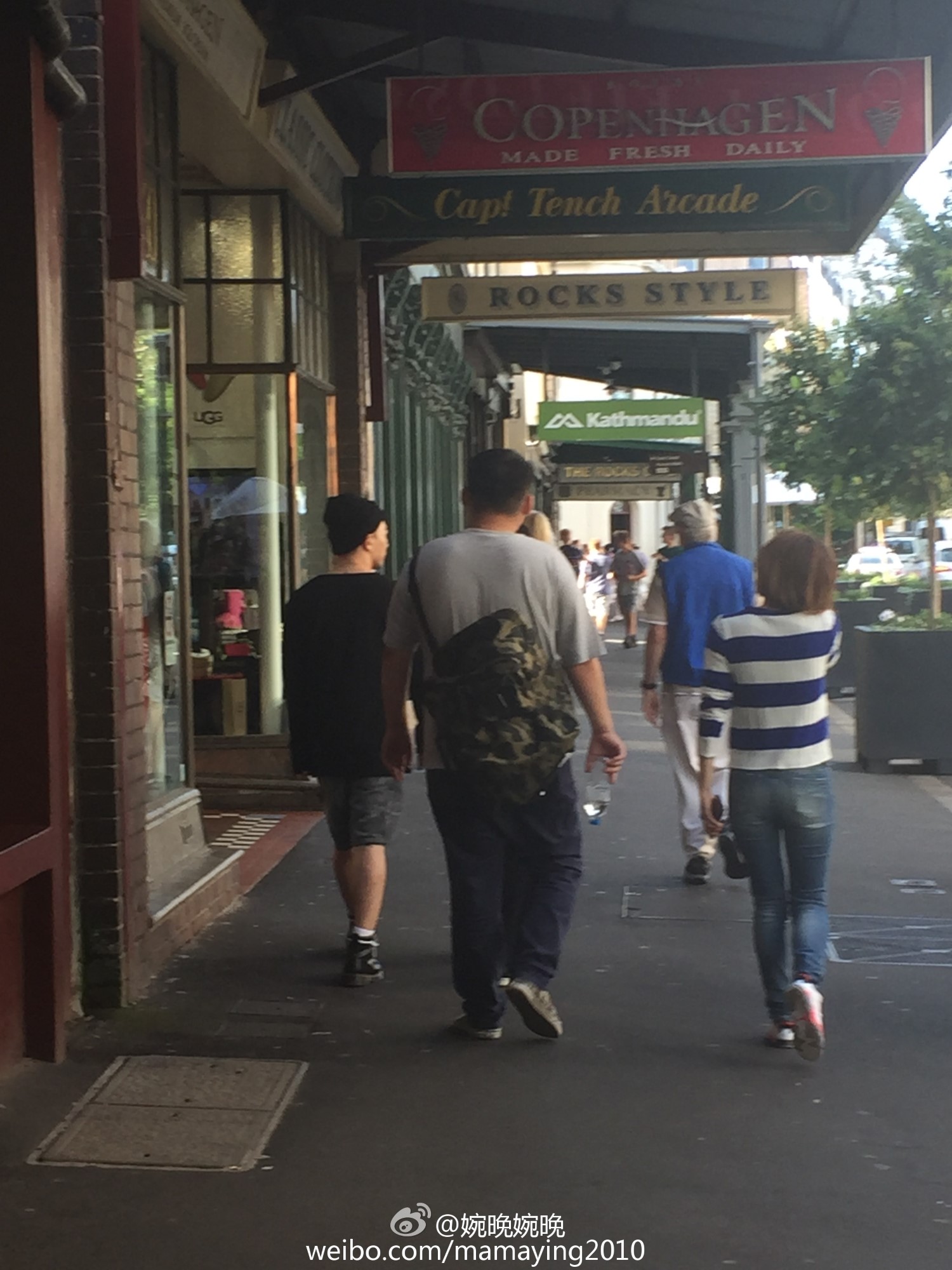 YB_and_Min_Hyorin_Circular_Quay_Station_Sydney_2015-10-19_by_mamaying2010_1_Andere.jpg