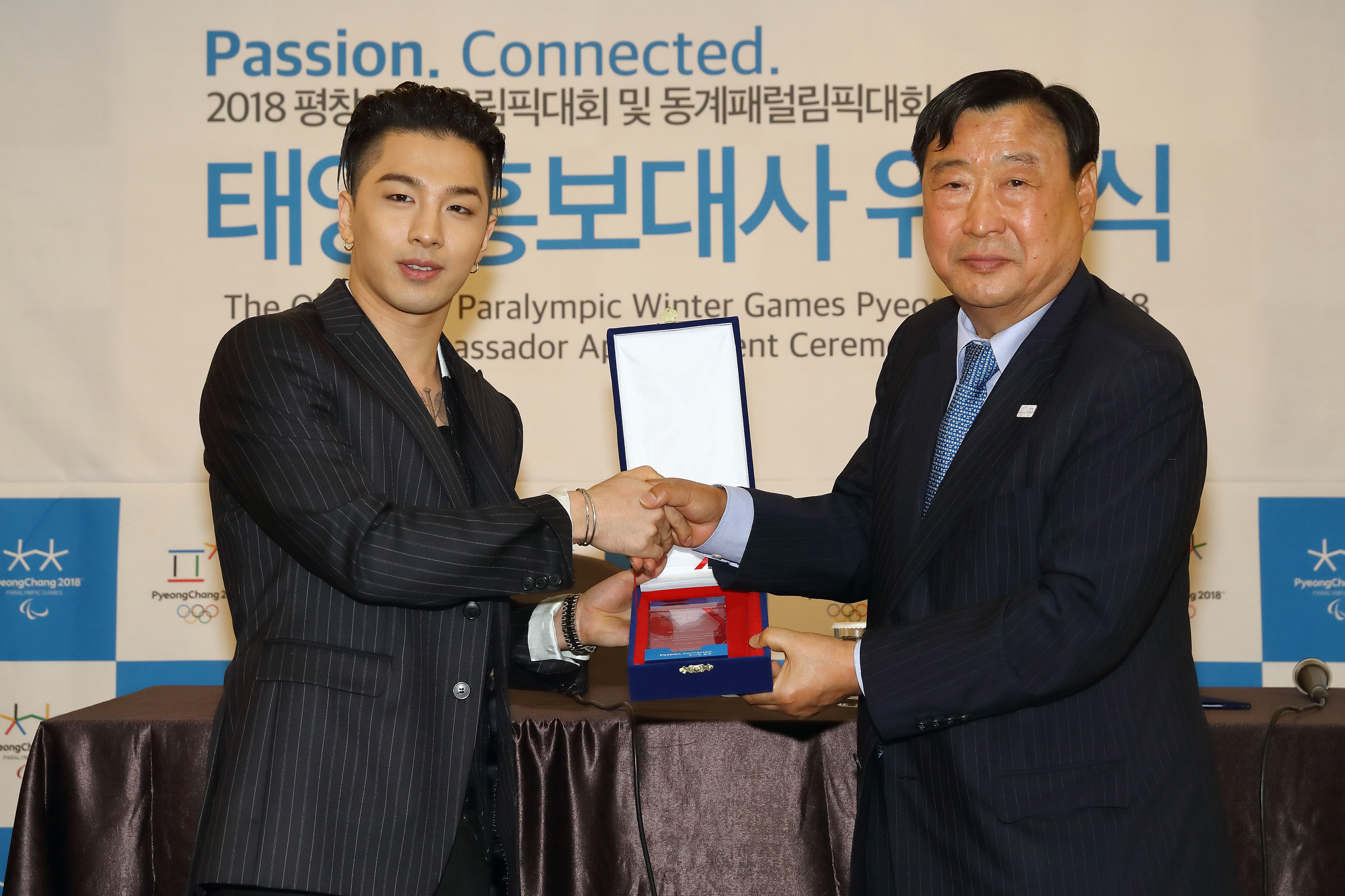 From the left; PyeongChang 2018 Honorary Ambassador Taeyang and POCOG President LEE Hee-beom
