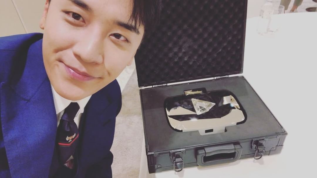 빅뱅 #유투브 구독자 수 #천만명 돌파 !!!!! 대박 너무 감사합니다 멤버형들에게도 소식 전할께요! Yoyoyo we’ve surpassed 10m subscribers on Bigbang YouTube official channel thank u youtube lol this diamond play button so cool lol