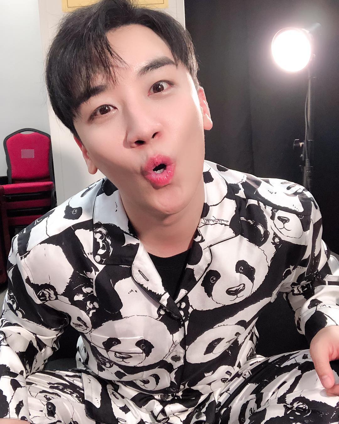 Quiz. How many panda ‘s here ? 여기에 몇마리의 팬더가 있을까요? 맞춰보세요 #thegreatseungritour2019live #hongkong next #manila