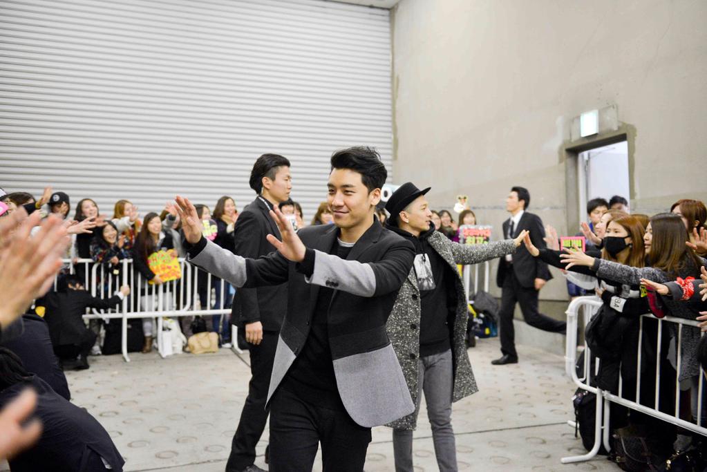 YGEX-Staff-Update-Osaka-Day6-sendoff-20150117-1.jpg