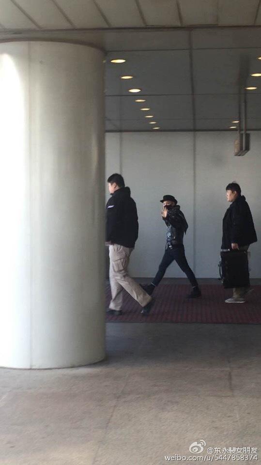 Taeyang arrival beijing airport 2015-01-31 - 2.jpg