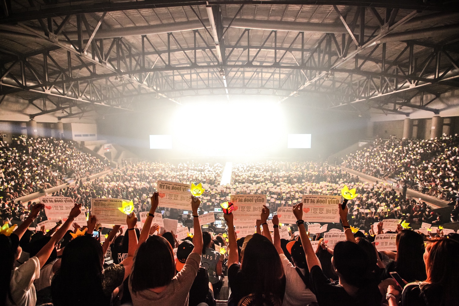 YB Bangkok official promoter photos 2015-02-21 16.jpg