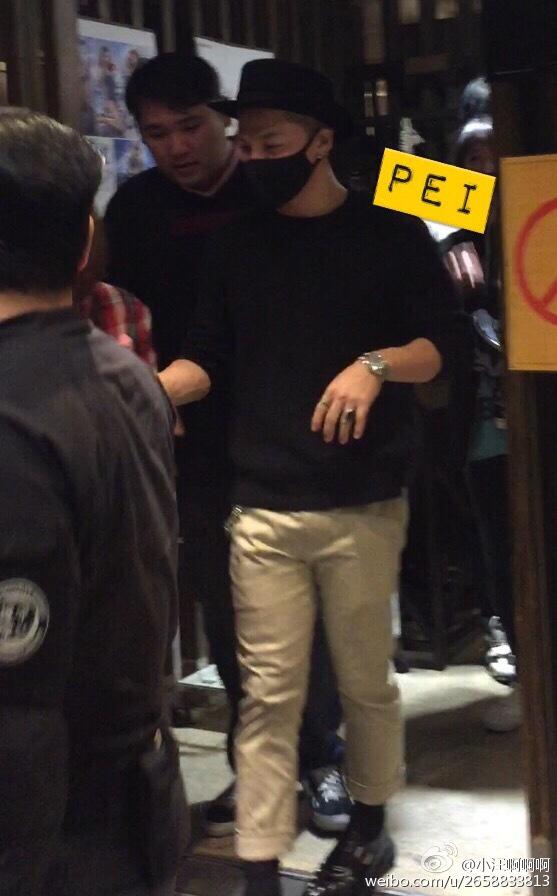 Taeyang leaving after the con Taiwan 2015-03-01 by ????? PEI.jpg
