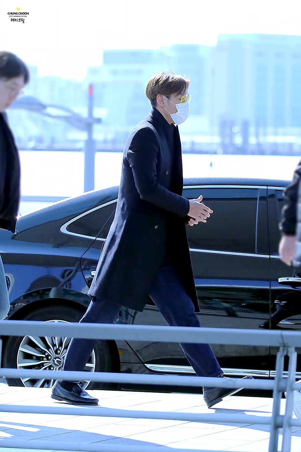 TOP leaving Seoul HQ 2015-03-13 Avril GDTOP 01.jpg
