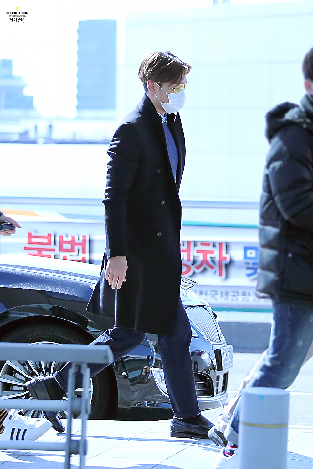 TOP leaving Seoul HQ 2015-03-13 Avril GDTOP 02.jpg