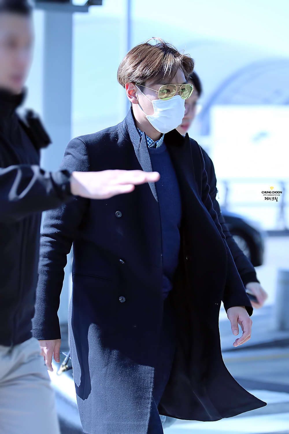 TOP leaving Seoul HQ 2015-03-13 Avril GDTOP 03.jpg