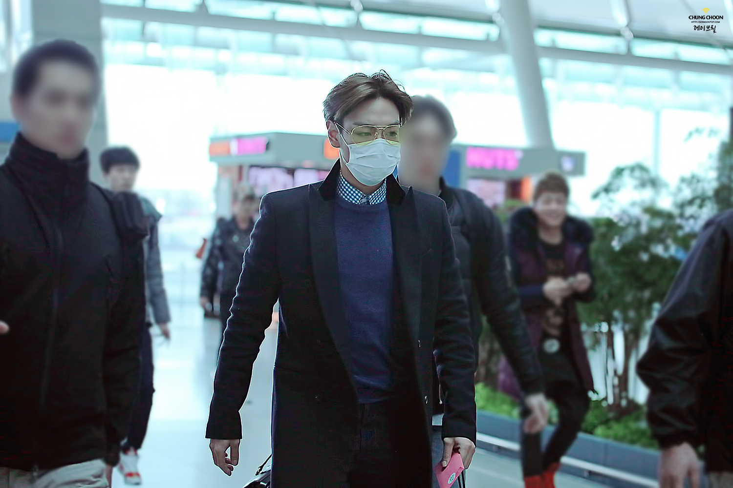 TOP leaving Seoul HQ 2015-03-13 Avril GDTOP 04.jpg