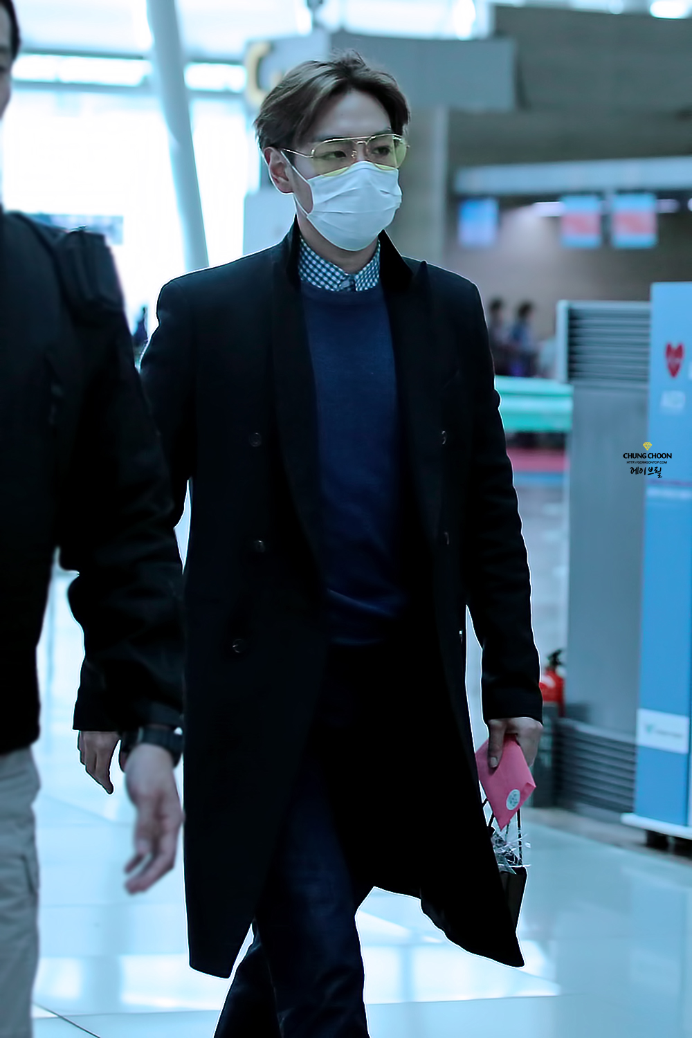 TOP leaving Seoul HQ 2015-03-13 Avril GDTOP 05.jpg