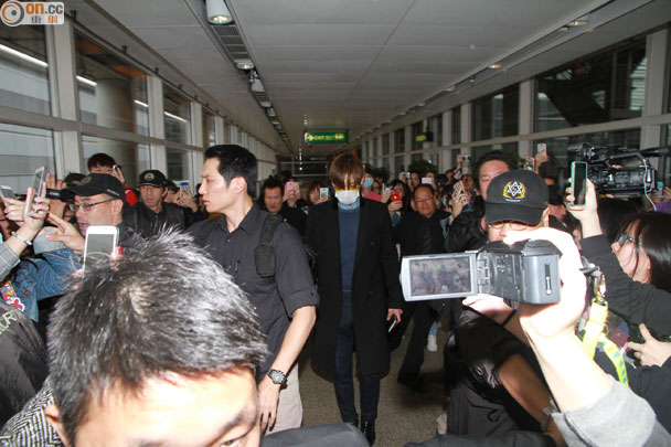 TOP arriving Hong Kong 2015-03-13 03.jpg